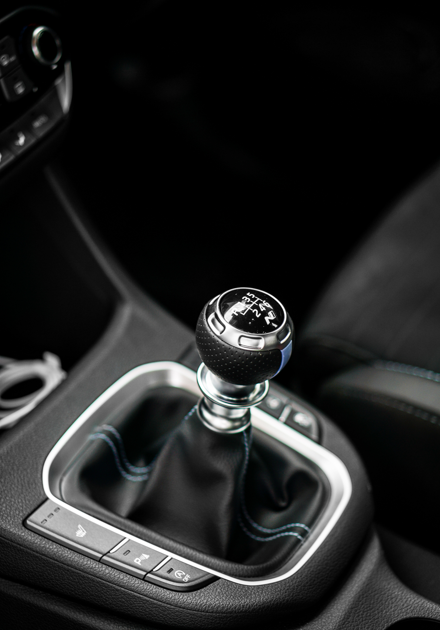 6-speed manual gear knob with blue stitching