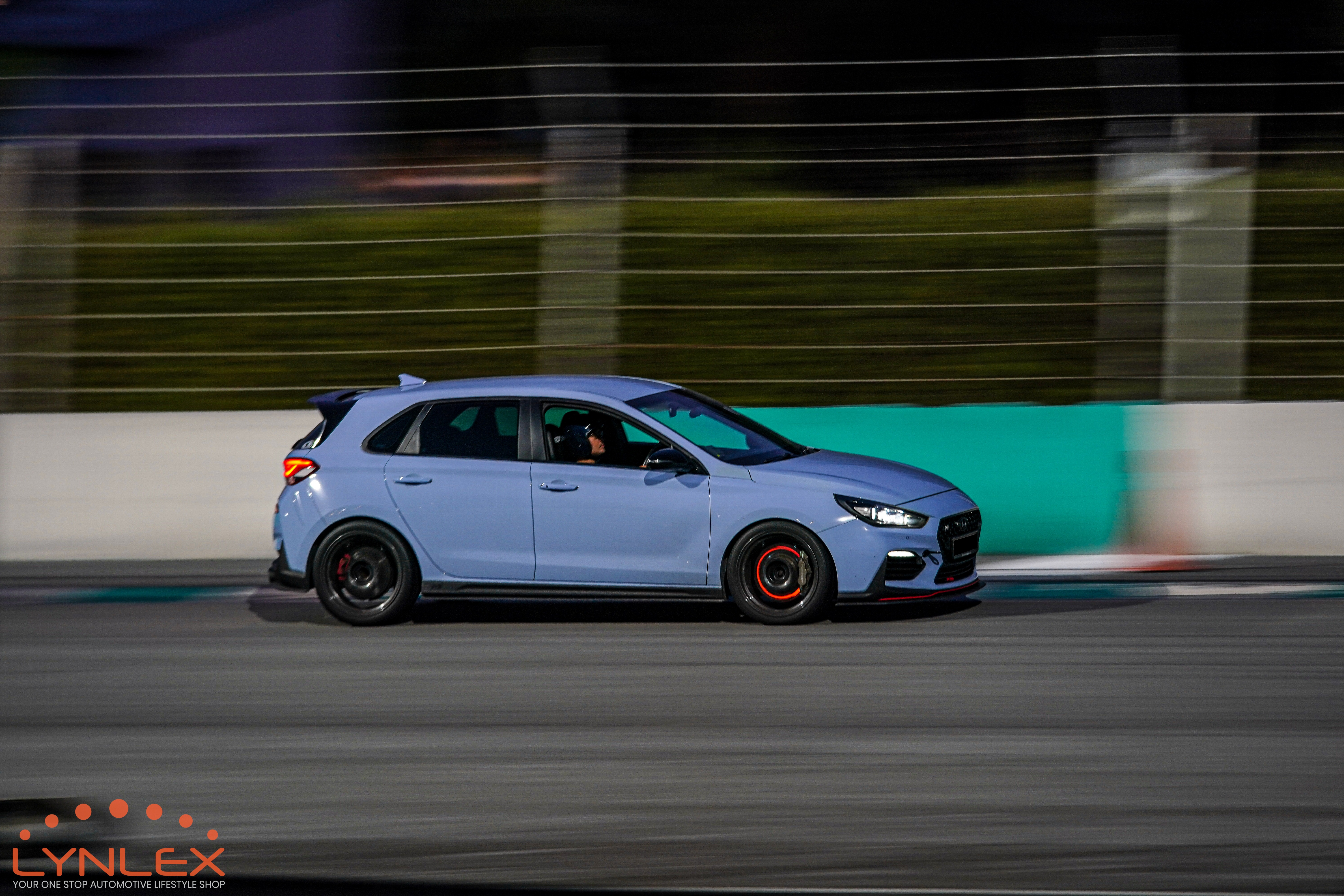 LYNLEX dusk panning