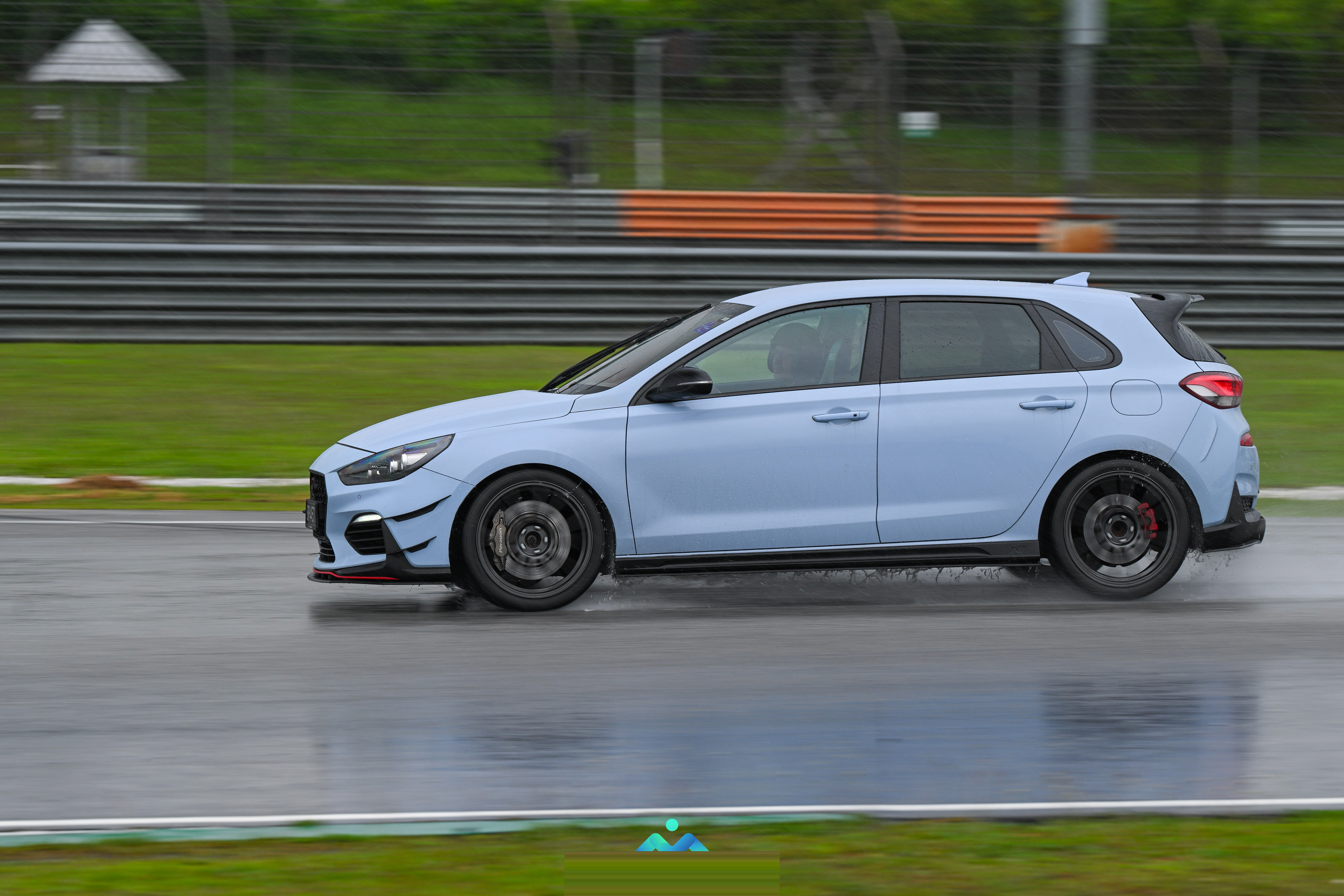 Wet side panning, spray off the rear tyres