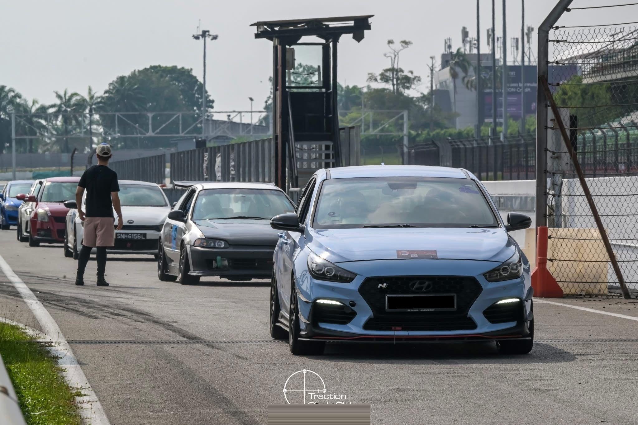 Front three-quarter side panning