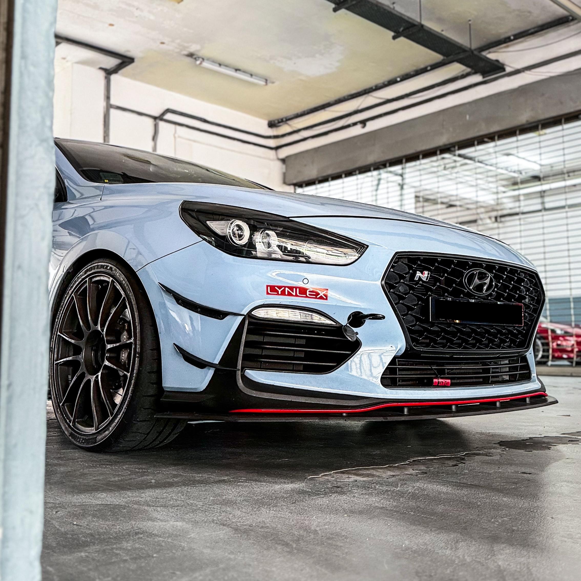 Front three-quarter, LYNLEX-liveried, pit garage