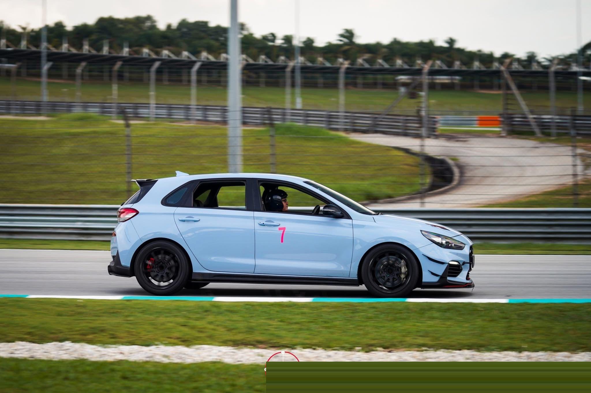 Side profile on the Sepang main straight, race number 7 on the door